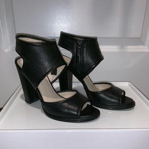 Xlnt cond black leather Kenneth Cole heels size 7